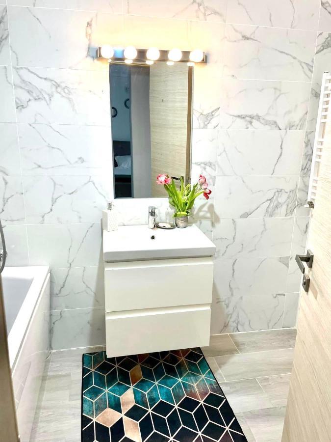 Dominic 2 Beds 1 Sofa Parking Pool Apartament By Alezzi Nord10 Apartment นาโวดาริ ภายนอก รูปภาพ